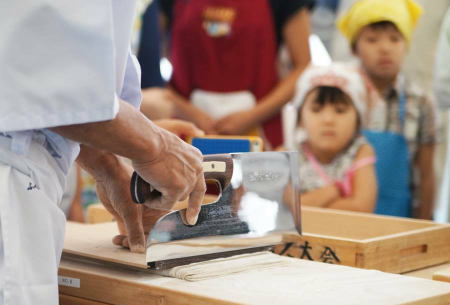 [写真]そば打ち体験講座を開き、都内のそば打ち愛好家や家族連れら約110人が参加した