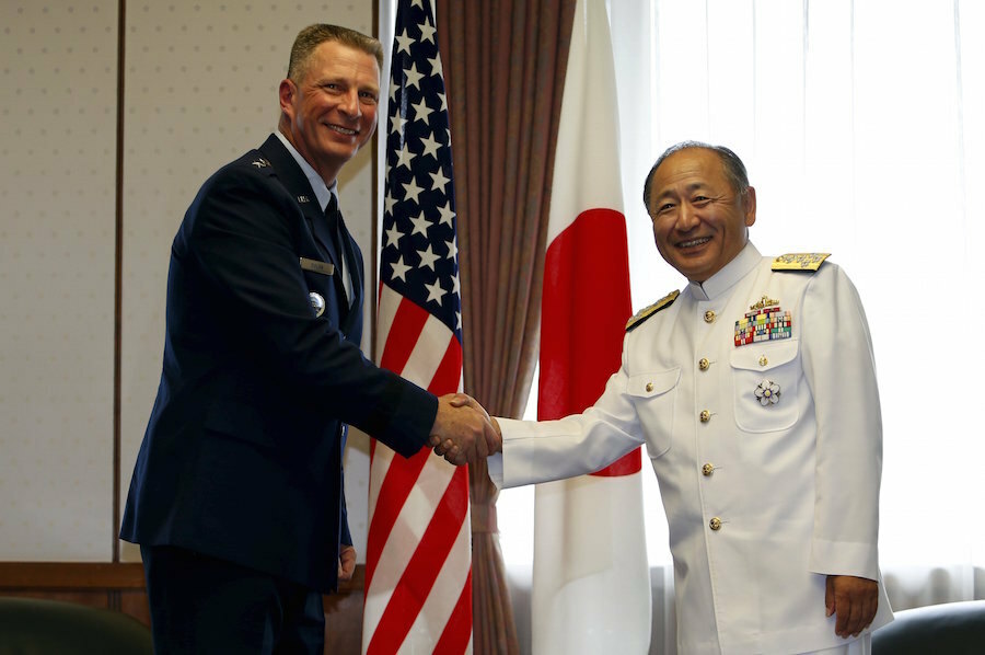 [写真]会談したジョン・ドーラン在日米軍司令官（左）と河野克俊統合幕僚長（2015年6月撮影、ロイター/アフロ）