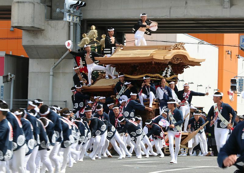 [写真]岸和田だんじり祭9月祭礼は今年も盛り上がりをみせた。やりまわしは魅力のひとつだ=19日午後、大阪府岸和田市で