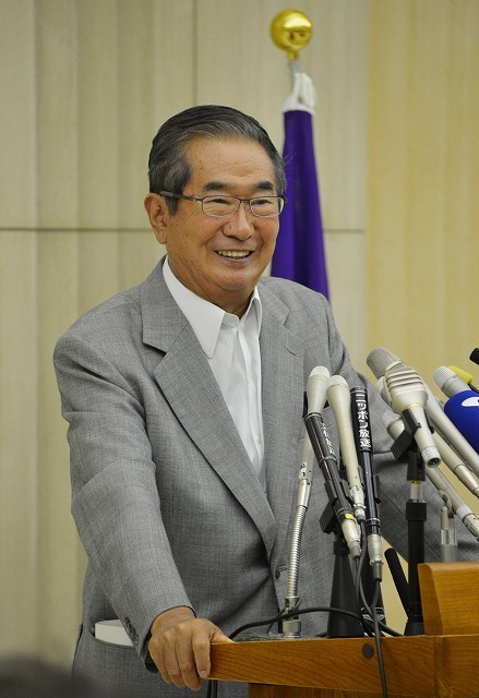 [写真]政府の尖閣国有化を受けて記者会見した石原都知事（当時）（Natsuki Sakai/アフロ）