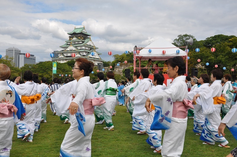 [写真]揃いの浴衣姿の踊り手たちが熱演