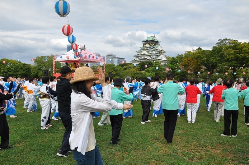 [写真]天守閣を借景に「豊国踊り」の輪が広がった＝大阪市中央区の大阪城公園西の丸庭園