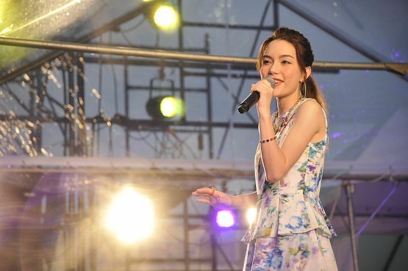 [写真]平城京天平祭FM OSAKA Fantastic LIVEで熱唱する安田レイ
