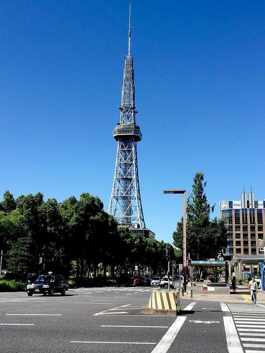 [写真]名古屋市内は久々の晴れ間が広がり、テレビ塔を見上げたら青空も広がっている＝11日午後、名古屋市中区で（撮影：堀内優美）