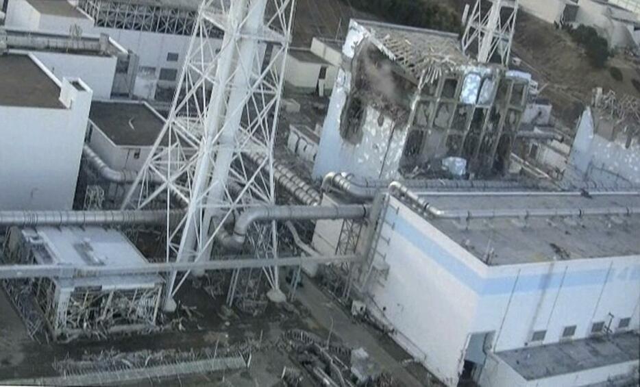 [写真]福島第一原発事故で爆発した4号機（TEPCO/ロイター/アフロ）