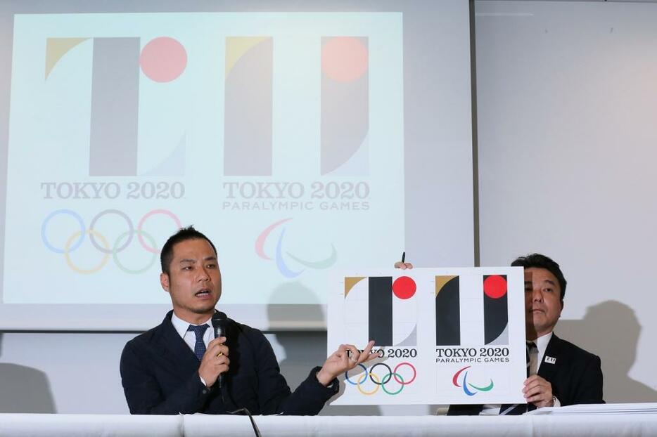 [写真]五輪エンブレムの盗作疑惑について「全くの事実無根」と否定する佐野研二郎氏。写真は8月5日の会見（田村翔/アフロスポーツ）