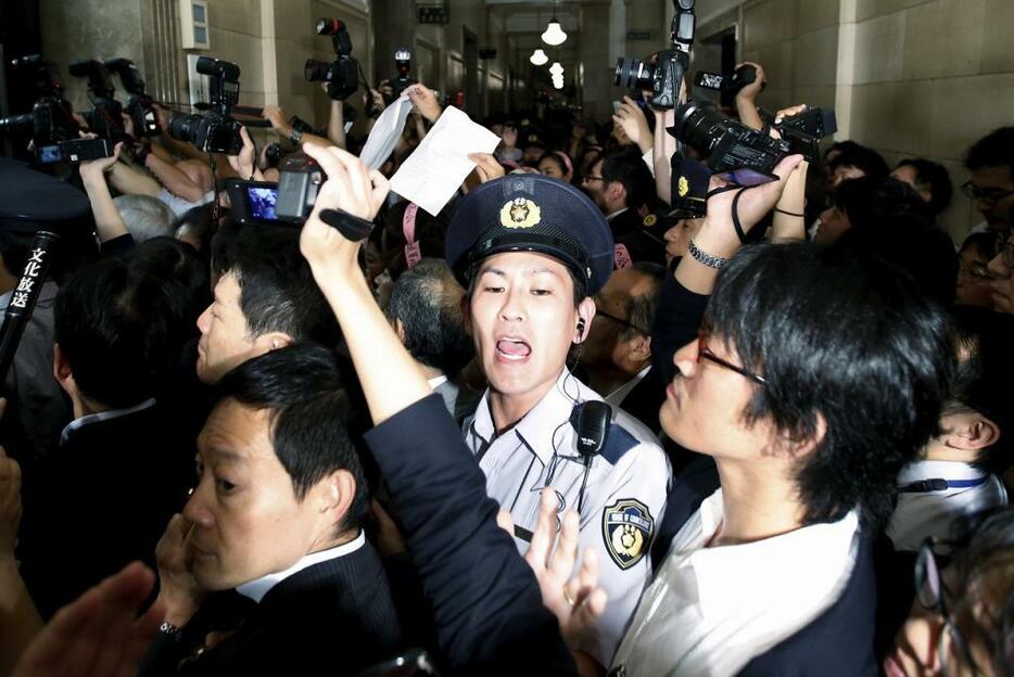 [写真]16日夜、参議院特別委員会での安保法案の締めくくり質疑を阻止しようと集った野党議員排除のために議長命令で衛視が投入された。議長には議院の秩序を保持し、議事を進行させる権限がある（ロイター/アフロ）