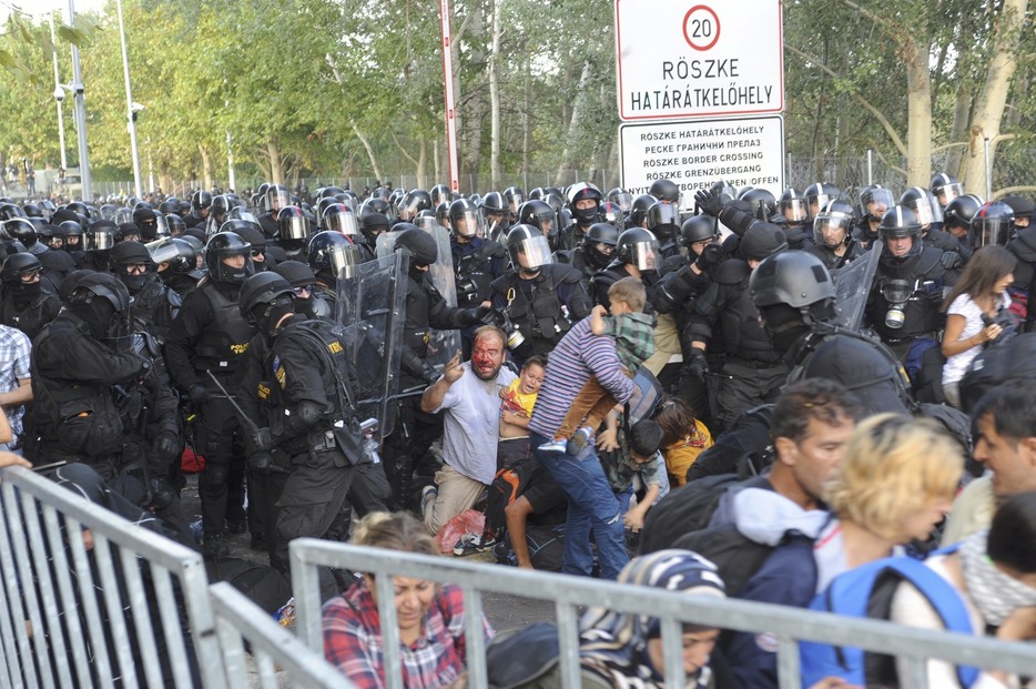 セルビアとの国境封鎖から2日目、ハンガリーの警官隊と難民が衝突＝2015年9月16日（写真：ロイター/アフロ）