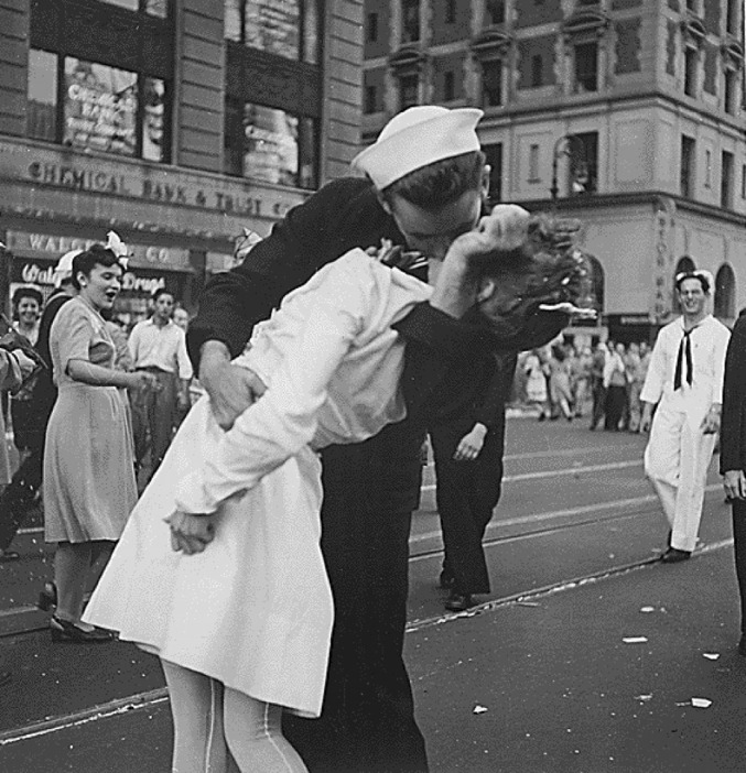 [写真]1945年8月14日、米海軍の水夫がニューヨークのタイムズスクエアで、第二次世界大戦の終結を喜び、看護婦に口づけした有名な写真「勝利のキス」(1945年米海軍提供資料写真)(Victor Jorgensen/US Navy/ロイター/アフロ)