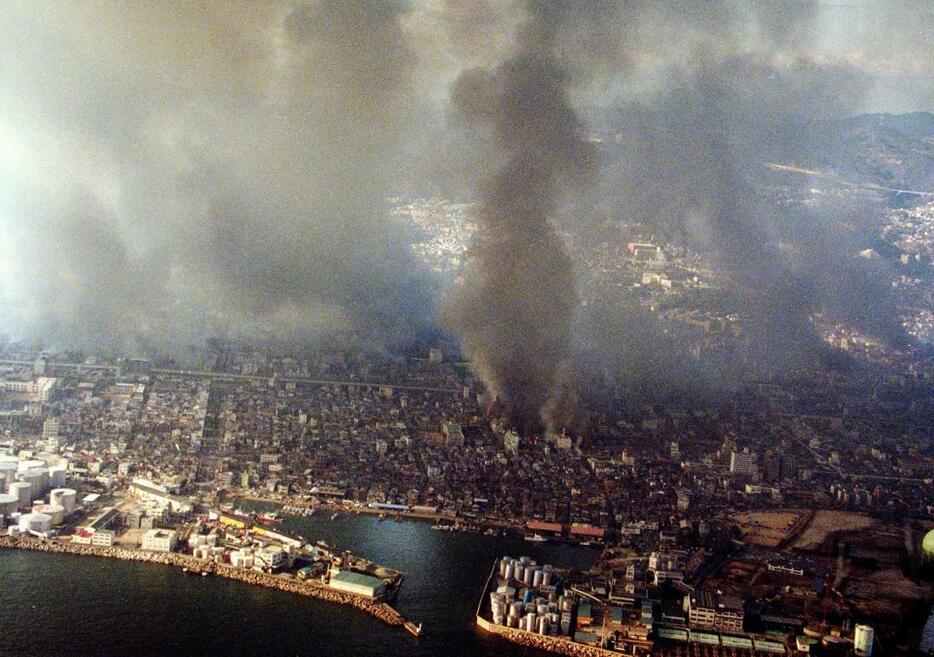 [写真]1995年1月17日に関西を襲った阪神・淡路大震災。この地震も、2011年3月11日の東日本大震災も予知することは出来なかった（Fujifotos/アフロ）