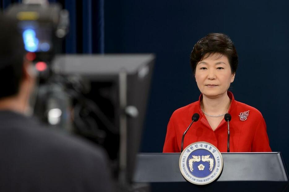 [写真]任期折り返しを前に国民向けに談話を発表した韓国・朴槿恵大統領（代表撮影/ロイター/アフロ）
