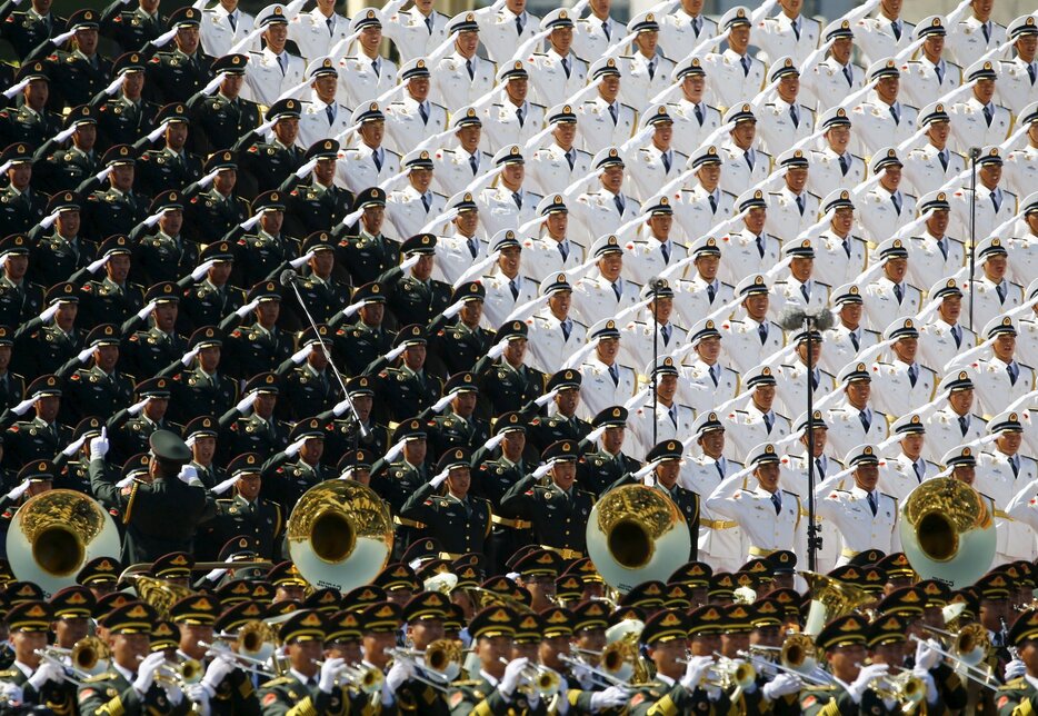 抗日歌曲を奏でる軍楽隊＝2015年9月3日（写真：ロイター/アフロ）