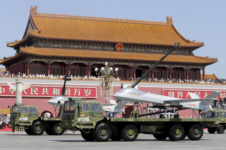 天安門広場を通過する無人機＝2015年9月3日（写真：ロイター/アフロ）