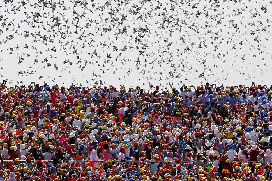 北京の空に放たれたハト＝2015年9月3日（写真：ロイター/アフロ）