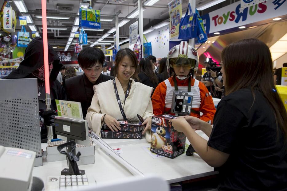 思い思いのいでたちでショッピングを楽しむ人々＝2015年9月4日（写真：ロイター/アフロ）