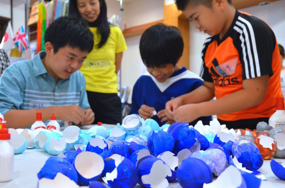 色とりどりのタマゴの殻で作品を作る子供たち