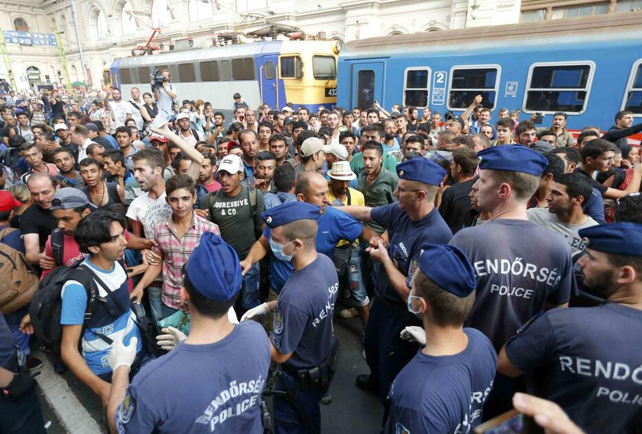 駅構内で抗議する移民ら＝2015年9月1日（写真：ロイター/アフロ）