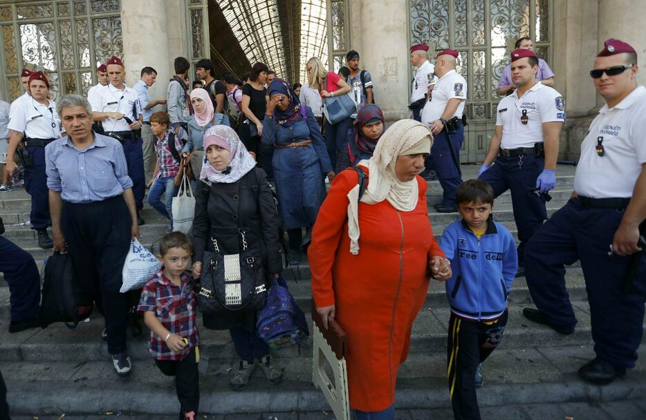 ブダペスト東駅を後にする移民ら＝2015年9月1日（写真：ロイター/アフロ）