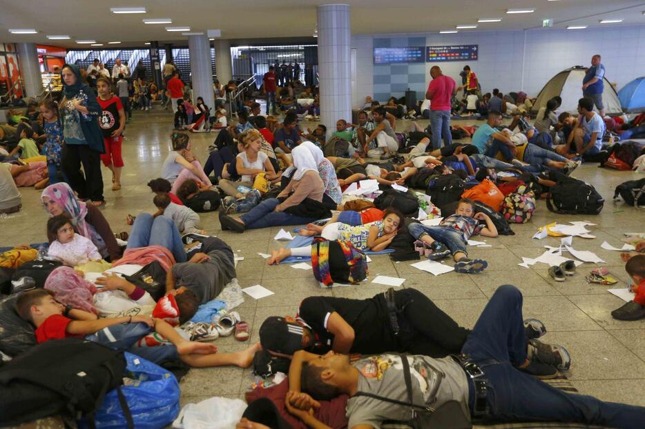 ブダペスト東駅付近の地下鉄で身を休める移民ら＝2015年9月1日（写真：ロイター/アフロ）