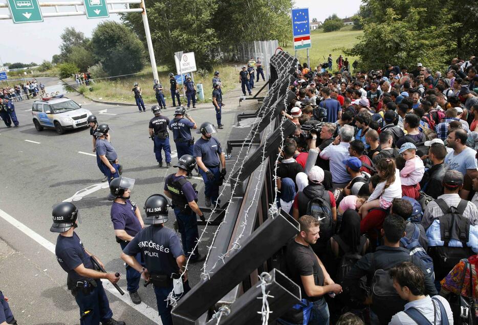 ハンガリー政府が国境を封鎖。セルビア側で立ち往生する難民＝2015年9月15日（写真：ロイター/アフロ）