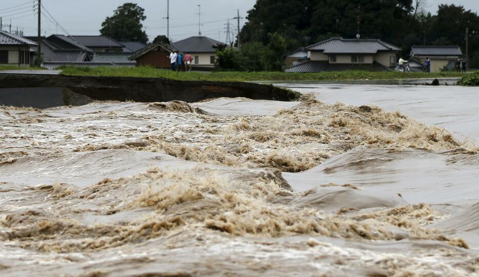 鬼怒川から流れ込む濁流＝2015年9月10日（写真：ロイター/アフロ）