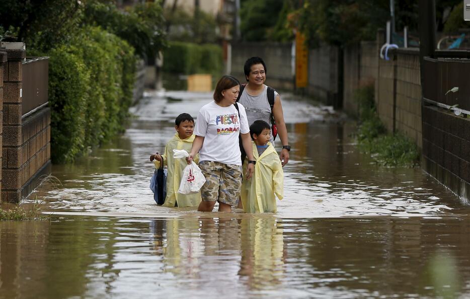 避難する親子＝2015年9月10日（写真：ロイター/アフロ）