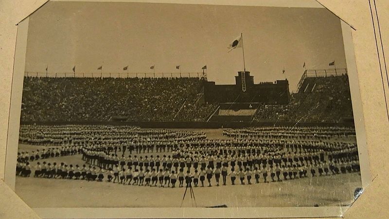 [写真]昭和17年に撮影されたとされる甲子園球場の写真もあった（吉村直樹さん提供）