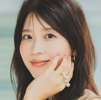 u*5様 日本テレビアナウンサー郡司恭子 直筆サイン入り色紙 日テレ郡司恭子アナ：胸元スリットのプリーツワンピで華やか