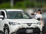 ホテル前で長渕剛を見送る20代女性。親密な関係がうかがえる場面