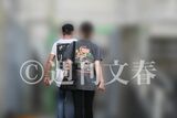 長渕剛が従業員用入り口を利用し、鹿児島市内のホテルを出入りする様子。極秘行動が報じられる