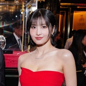 TWICE モモが赤髪にイメチェン！ インパクト抜群のヒョウ柄
