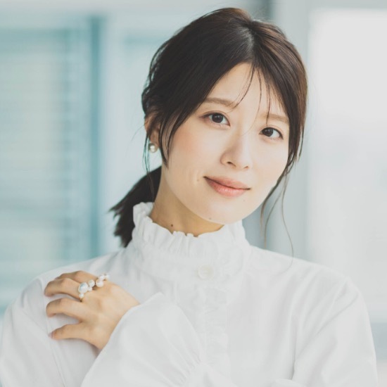 u*5様 日本テレビアナウンサー郡司恭子 直筆サイン入り色紙 日テレ・郡司恭子アナ、スタイル映えるシンプルコーデが「センス