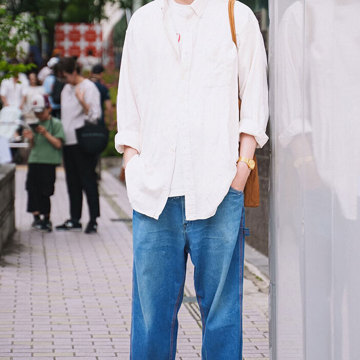 ジーンズ 白シャツ 帽子 財布 Tシャツに プラダ スニーカー ロゴ 210.jpg