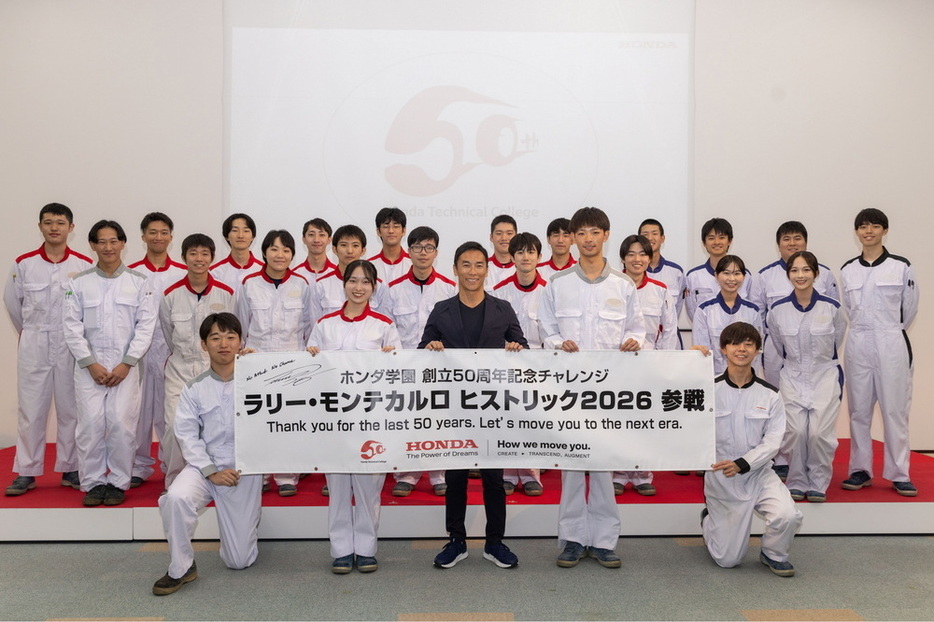 ドライバーは佐藤琢磨、マシンは2台の初代シビックRS】ホンダ