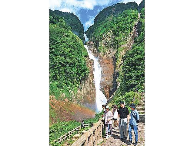 水しぶきに涼 称名滝（富山県）にぎわう (北日本新聞) - Yahoo