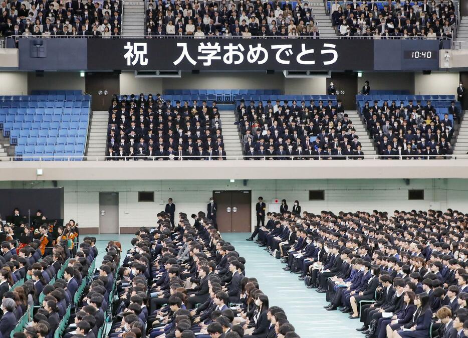 日本武道館で行われた東大の入学式＝12日午前、東京都千代田区