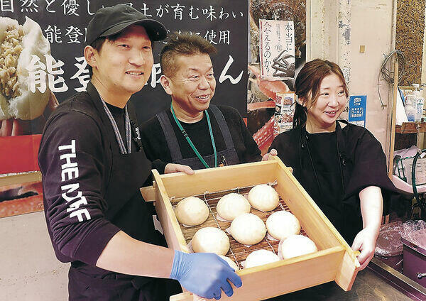 肉まんを紹介する（左から）倉康太郎さん、近岡社長、倉風花さん=近江町市場