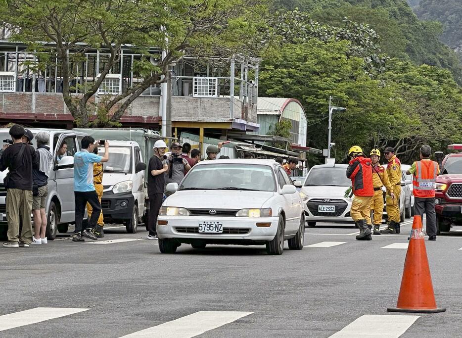 国立公園の孤立地域から東海岸へつながる道路の救助指揮本部に到着した車列＝7日、台湾東部・花蓮県（共同）