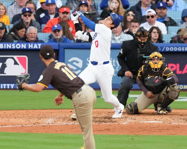 初回、ダルビッシュ投手が大谷翔平選手から三振を奪う(写真：日刊スポーツ/アフロ)