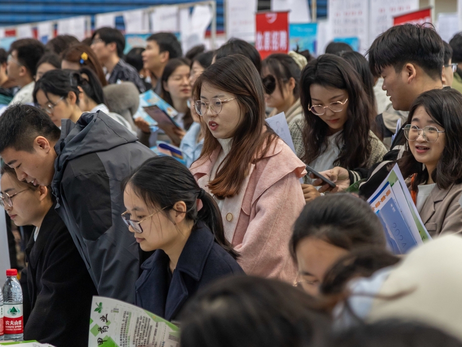 現在、中国では若者世代の失業率は過去最悪。日本の氷河期世代以上に過酷ともいわれる（写真／共同通信社）