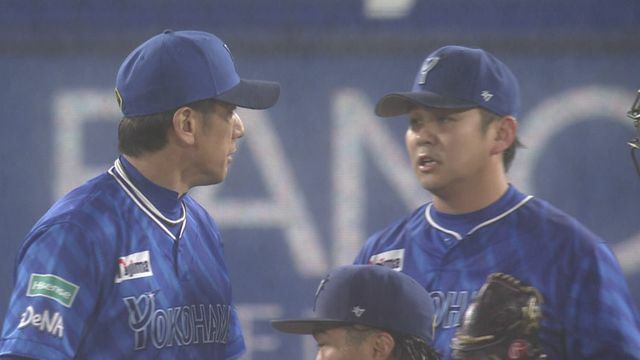 DeNAの三浦大輔監督と山崎康晃投手