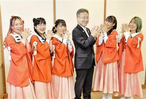単独ライブへの意気込みを杉本知事（右から3人目）に報告し、記念写真に納まるさくらいと=4月3日、福井県庁