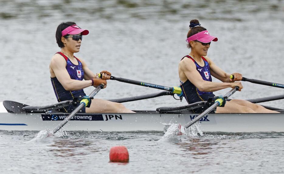 女子軽量級ダブルスカル決勝　1位となった広内映美（左）、大石綾美組。パリ五輪出場権を獲得＝忠州（共同）