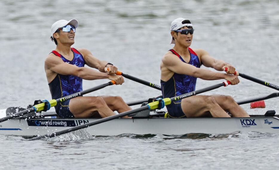 男子軽量級ダブルスカル決勝　1位となった宮浦真之（左）、古田直輝組。パリ五輪出場権を獲得＝忠州（共同）