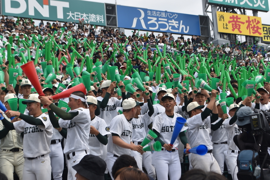 報徳学園ナインの好プレーに緑のメガホンやバルーンが揺れる三塁側アルプス席＝兵庫県西宮市の阪神甲子園球場で、中田博維撮影