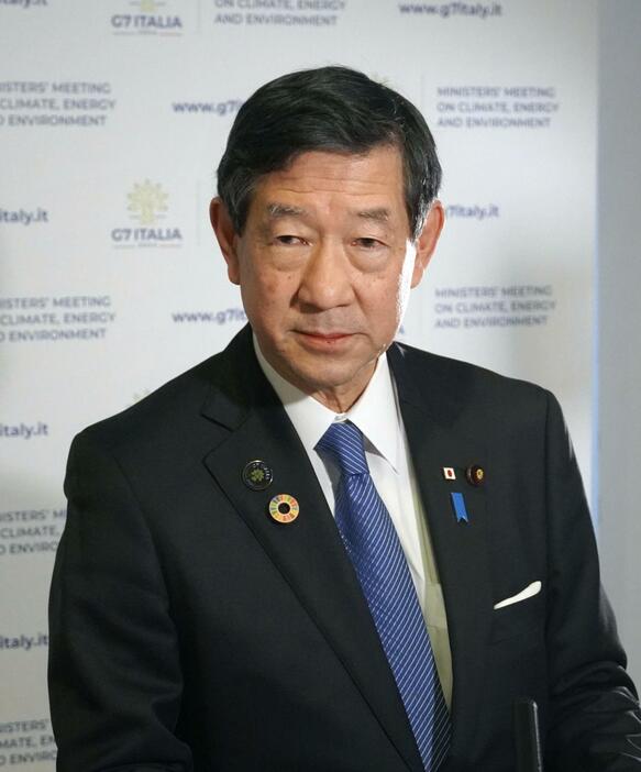 報道陣の取材に答える伊藤環境相＝29日、イタリア・トリノ（共同）