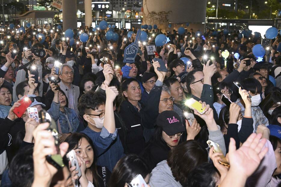 候補者の街頭演説に集まった人たち＝9日夜、ソウル（共同）