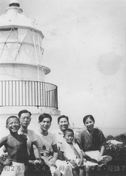 1951年に撮影された、釣島灯台前での家族写真。右から2人目が当時子どもだった高山征雄さん＝松山市（本人提供）