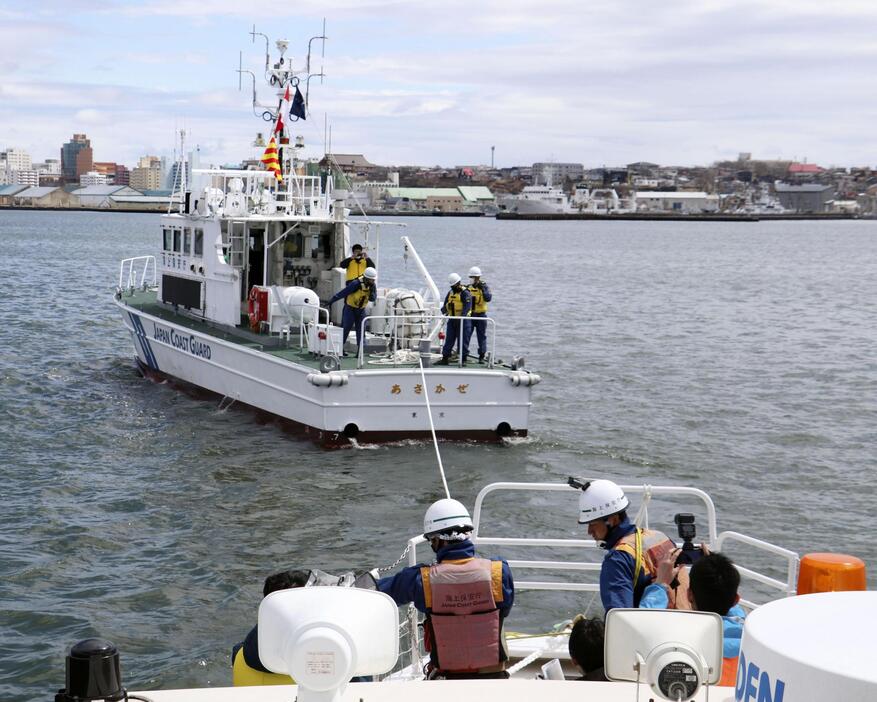 釧路海上保安部が事業者と合同で実施した救助訓練＝22日午前、北海道釧路市