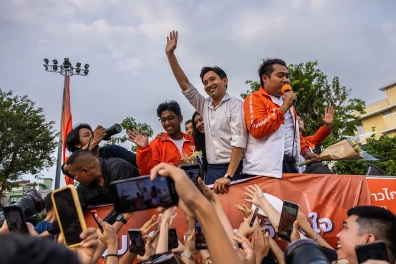 タイ総選挙で第１党となり、祝賀パレードであいさつする前進党のピタ党首（中央）＝２０２３年５月、バンコク（ゲッティ＝共同）